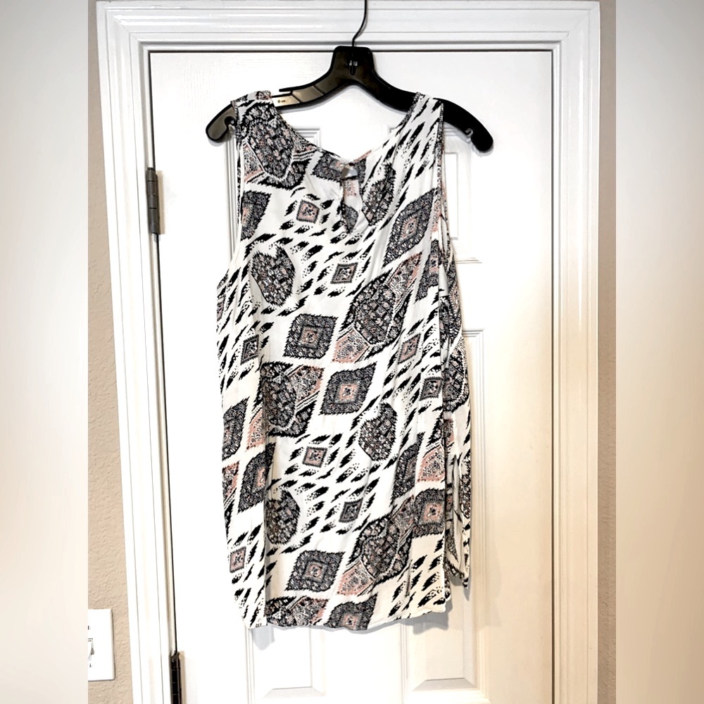 Vince Camuto - Picture 2 of 2